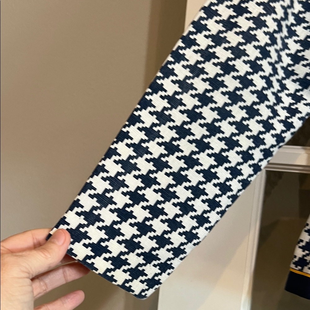 Chic Houndstooth Blazer with Gold Trim - Picture 5 of 8